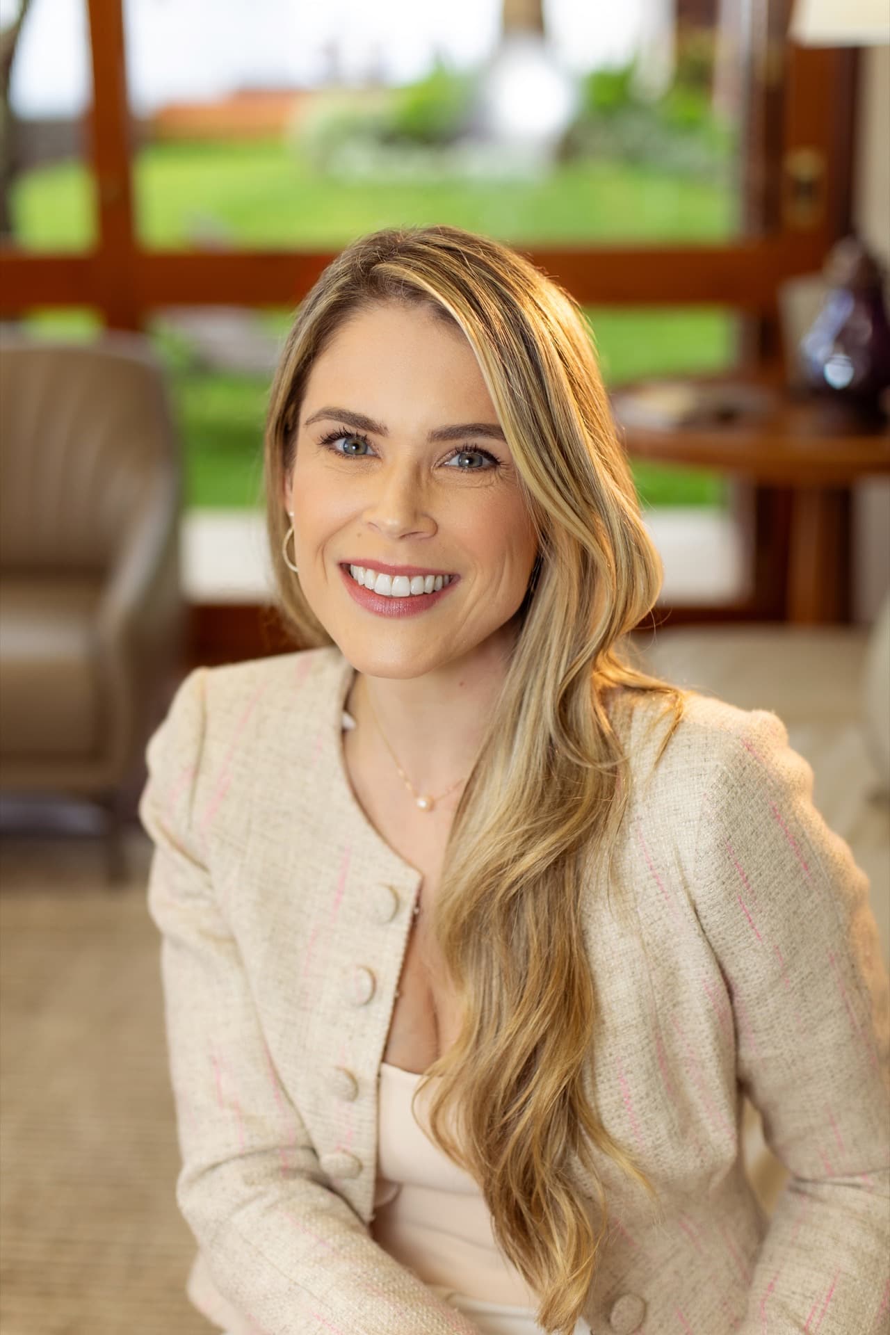 Retrato da Dra. Luíse Pezzin, médica otorrinolaringologista, vestindo blazer em tom claro